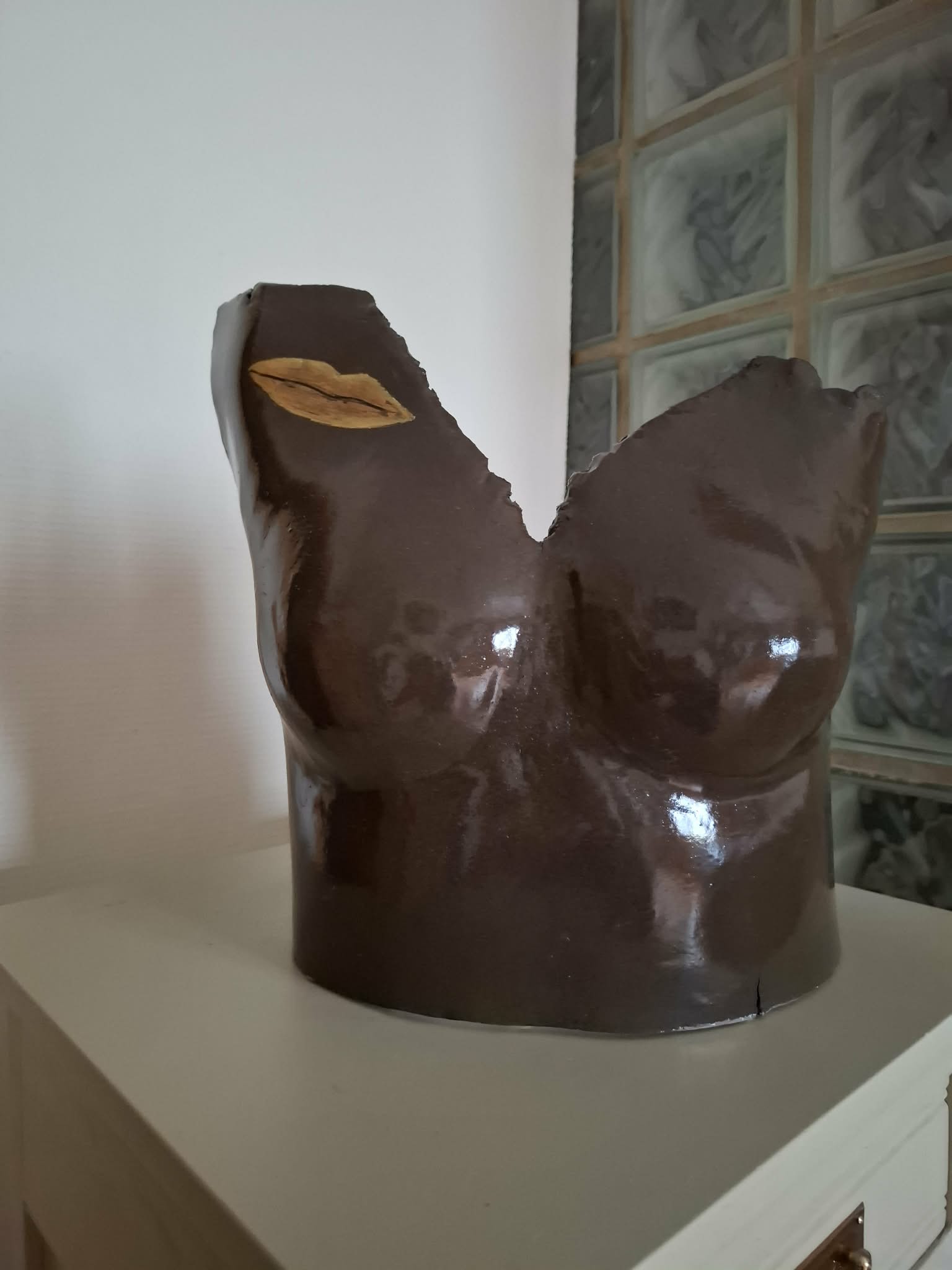 Buste brun deco lèvres